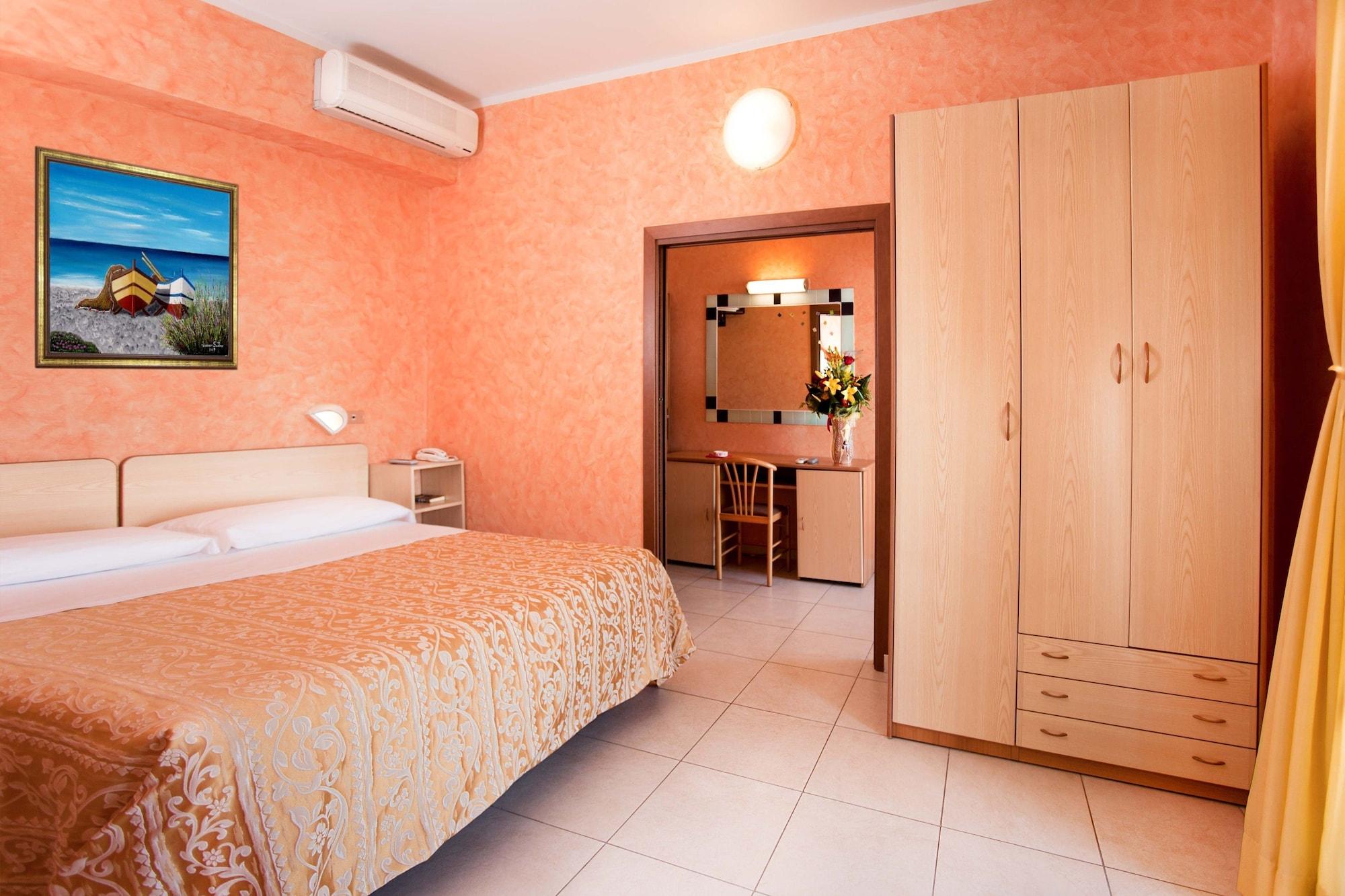 Hotel Caesar Чезенатико Экстерьер фото