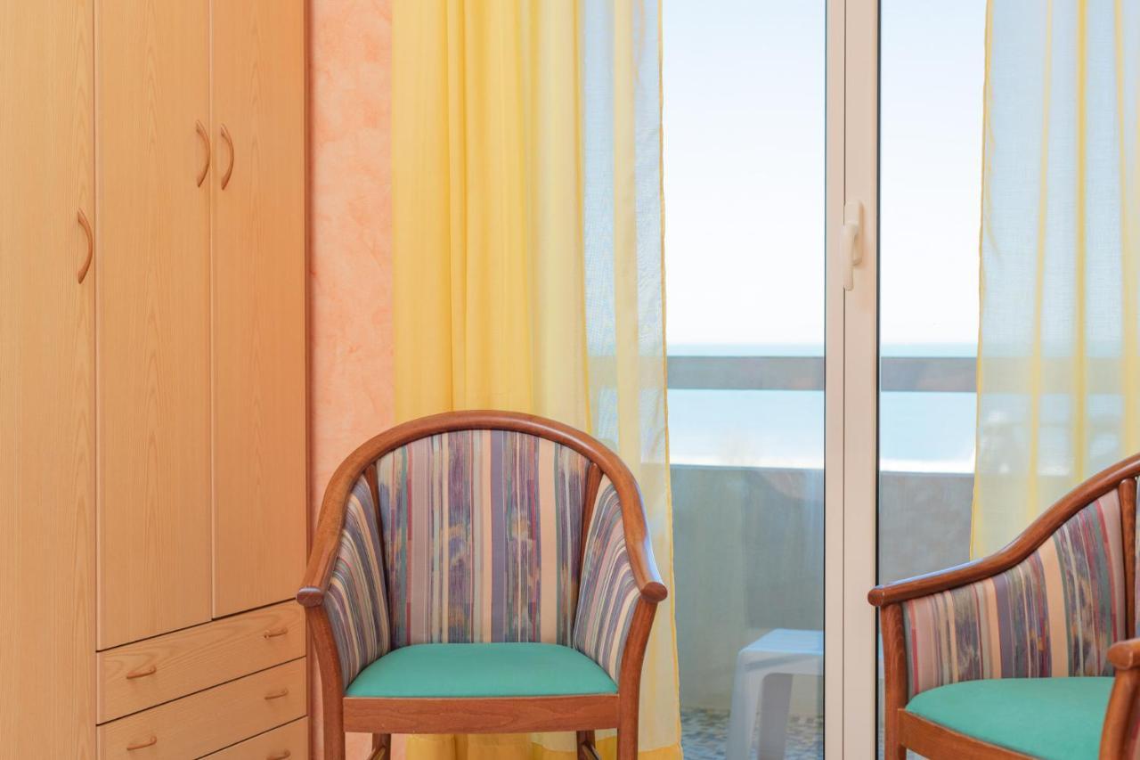 Hotel Caesar Чезенатико Экстерьер фото