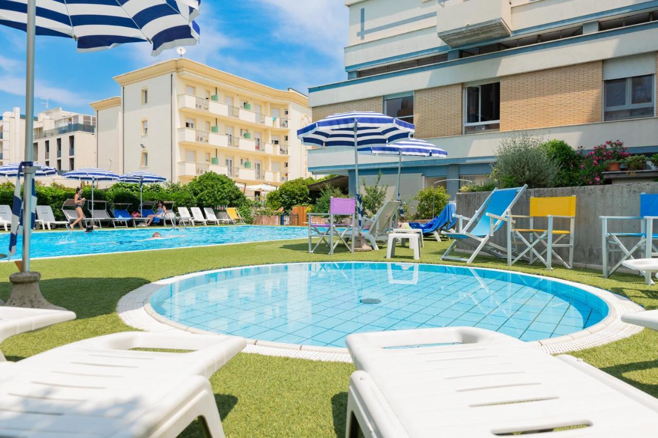 Hotel Caesar Чезенатико Экстерьер фото