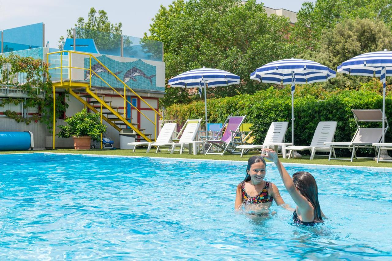 Hotel Caesar Чезенатико Экстерьер фото