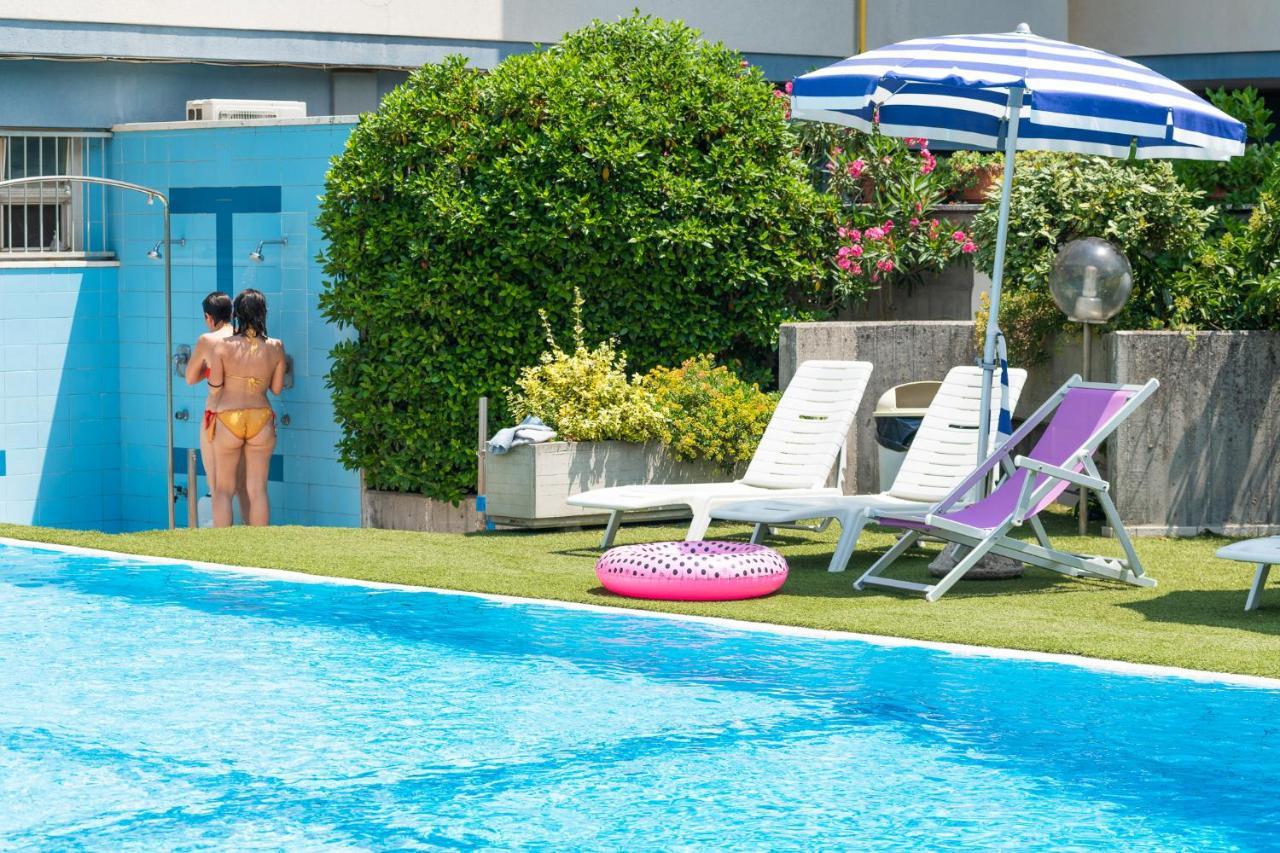 Hotel Caesar Чезенатико Экстерьер фото