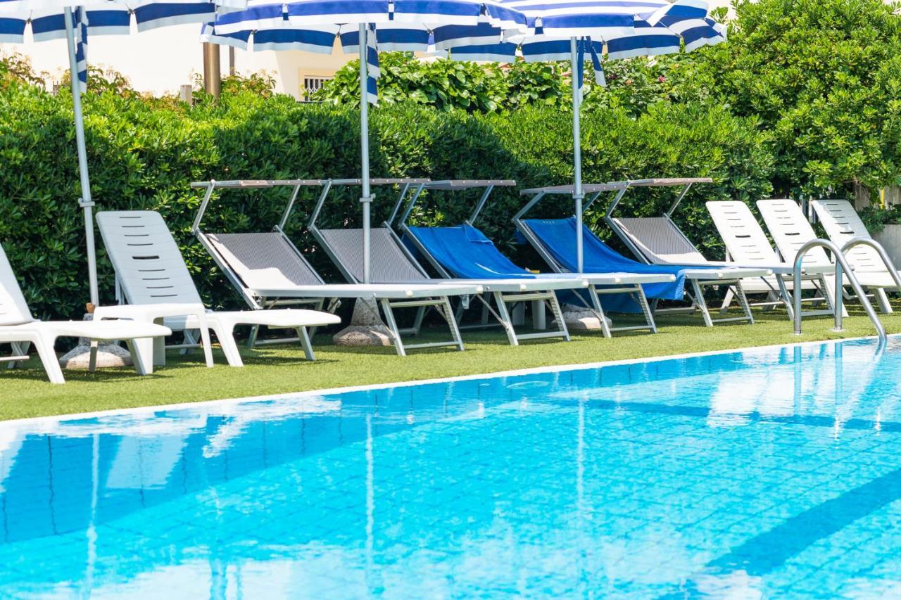Hotel Caesar Чезенатико Экстерьер фото