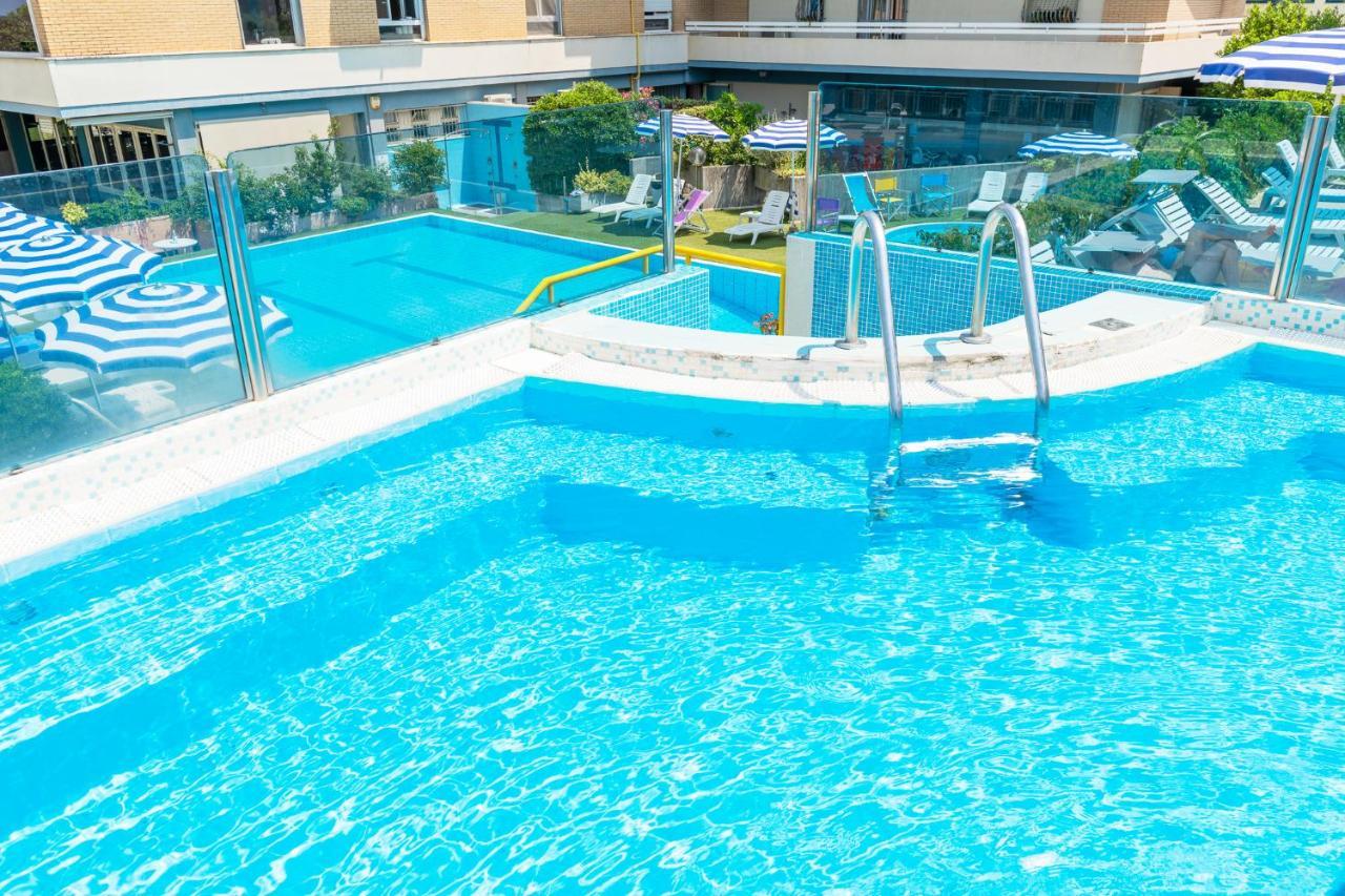Hotel Caesar Чезенатико Экстерьер фото