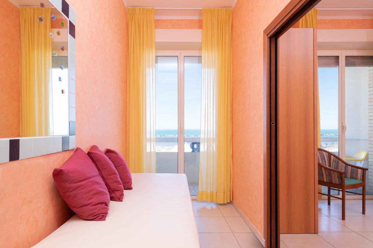 Hotel Caesar Чезенатико Экстерьер фото