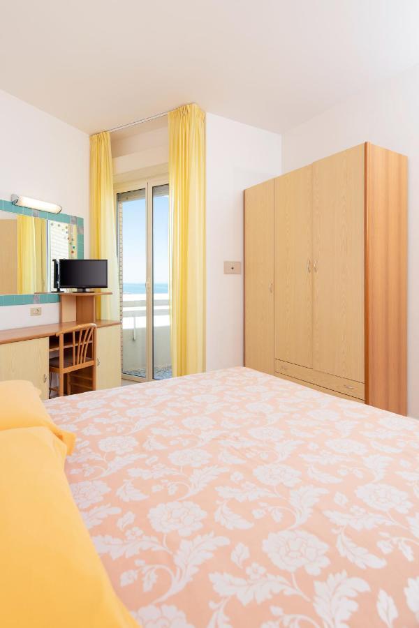 Hotel Caesar Чезенатико Экстерьер фото