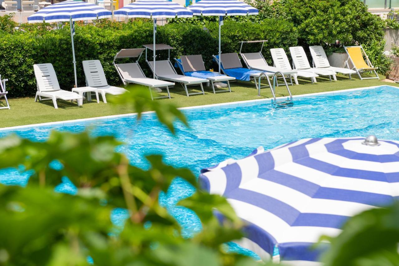 Hotel Caesar Чезенатико Экстерьер фото
