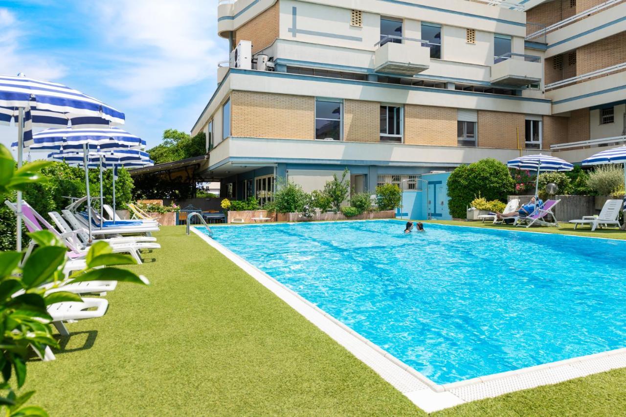 Hotel Caesar Чезенатико Экстерьер фото