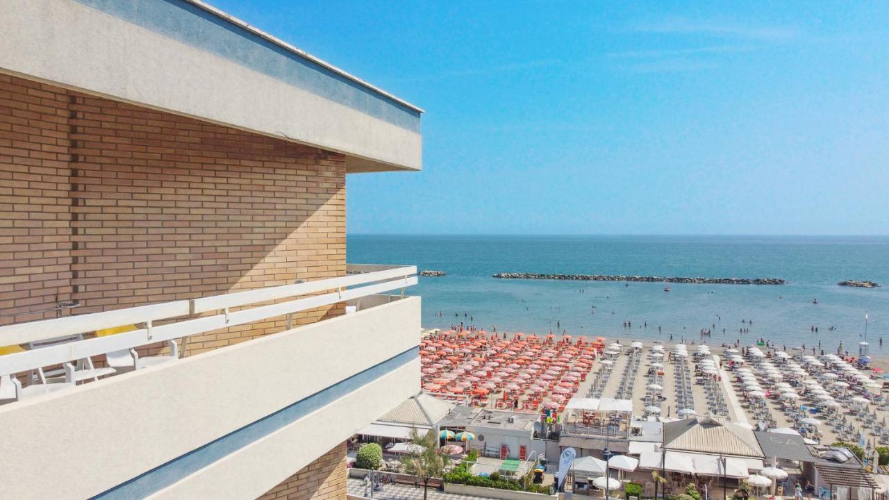 Hotel Caesar Чезенатико Экстерьер фото