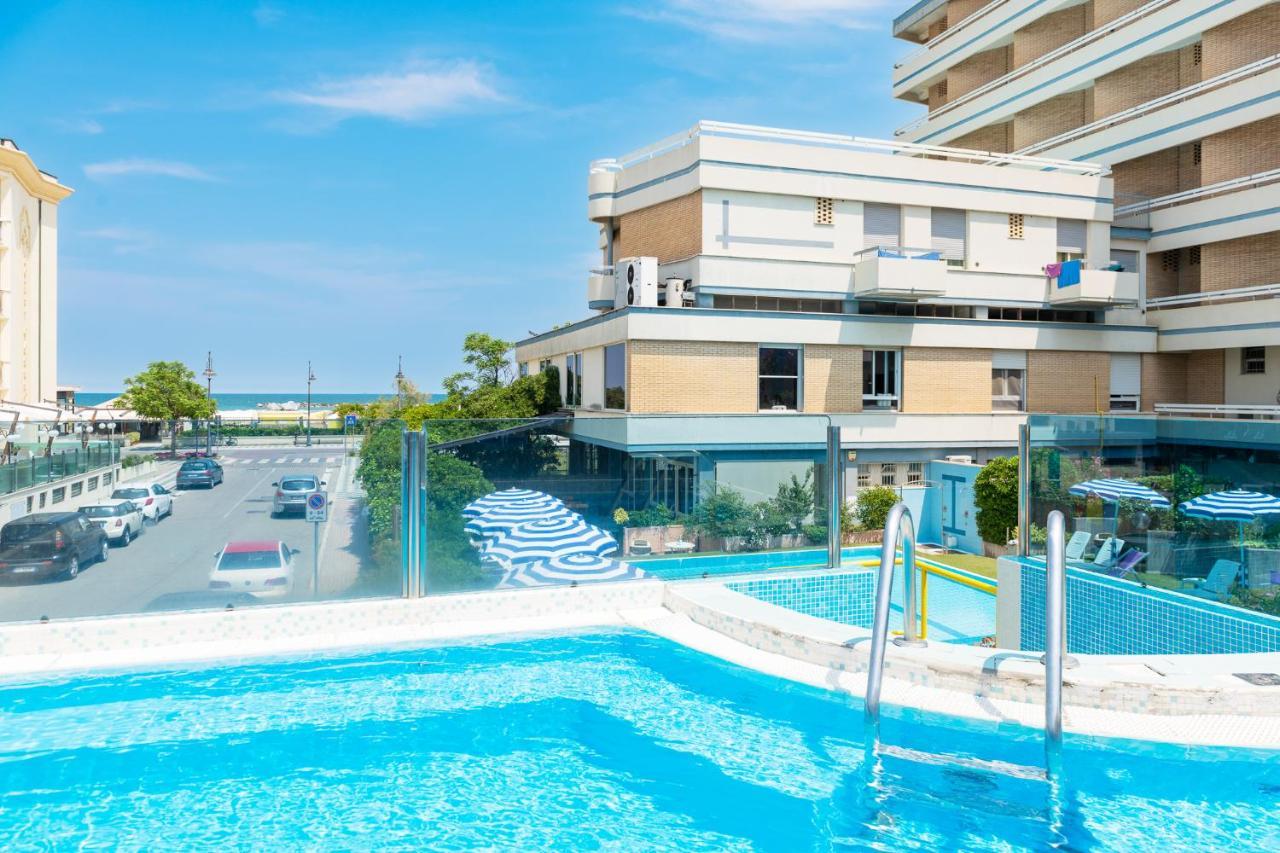Hotel Caesar Чезенатико Экстерьер фото