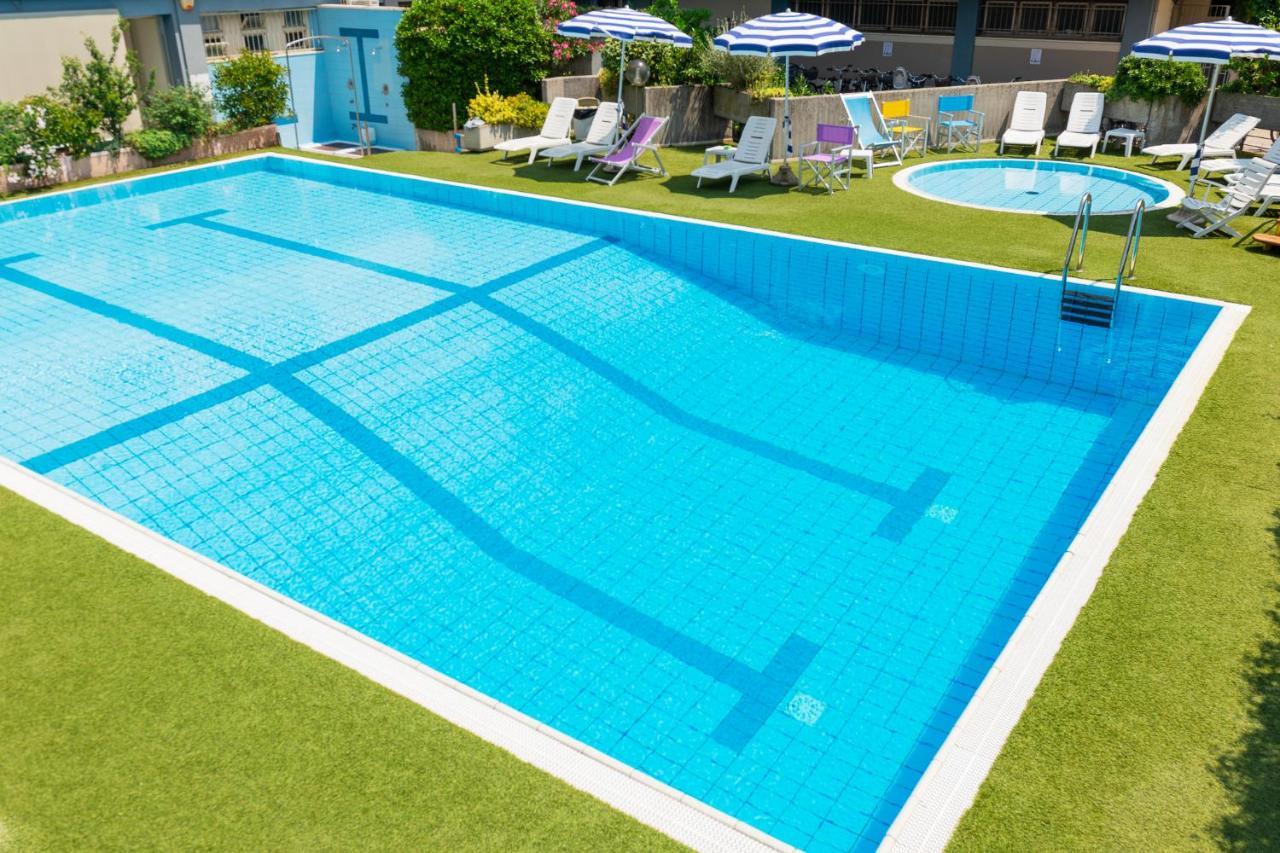 Hotel Caesar Чезенатико Экстерьер фото