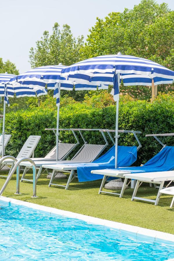 Hotel Caesar Чезенатико Экстерьер фото
