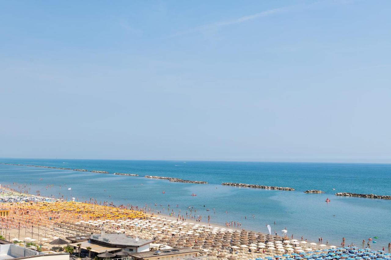Hotel Caesar Чезенатико Экстерьер фото