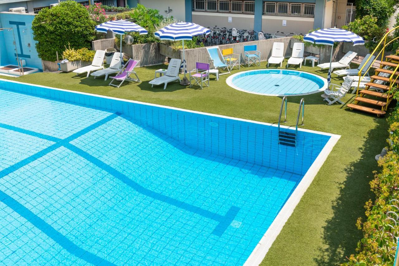 Hotel Caesar Чезенатико Экстерьер фото