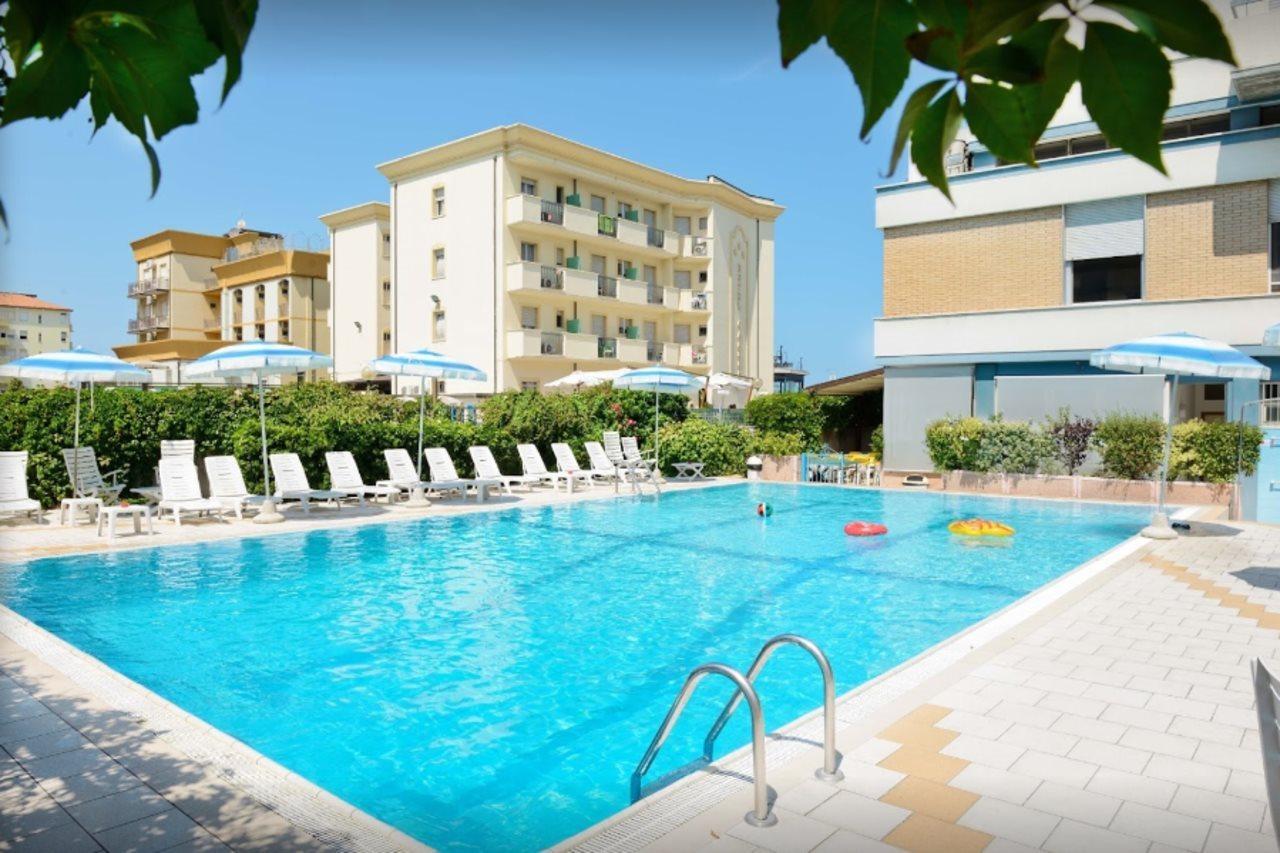 Hotel Caesar Чезенатико Экстерьер фото