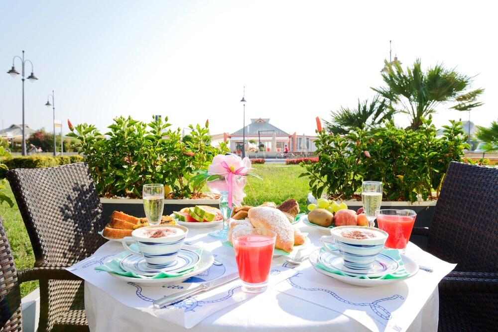 Hotel Caesar Чезенатико Экстерьер фото