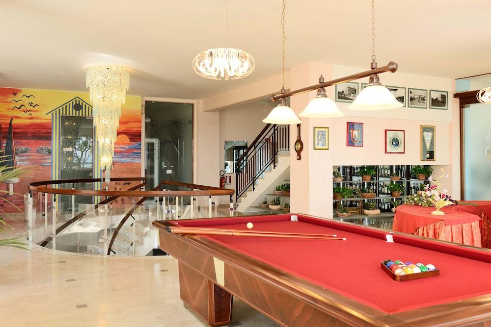 Hotel Caesar Чезенатико Экстерьер фото