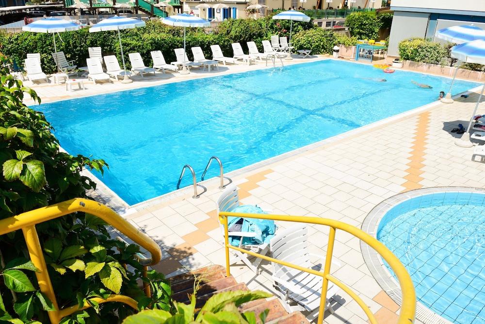 Hotel Caesar Чезенатико Экстерьер фото