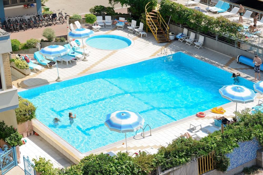 Hotel Caesar Чезенатико Экстерьер фото