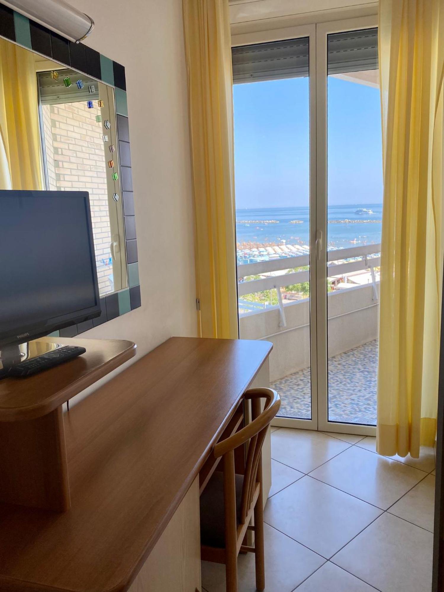 Hotel Caesar Чезенатико Номер фото